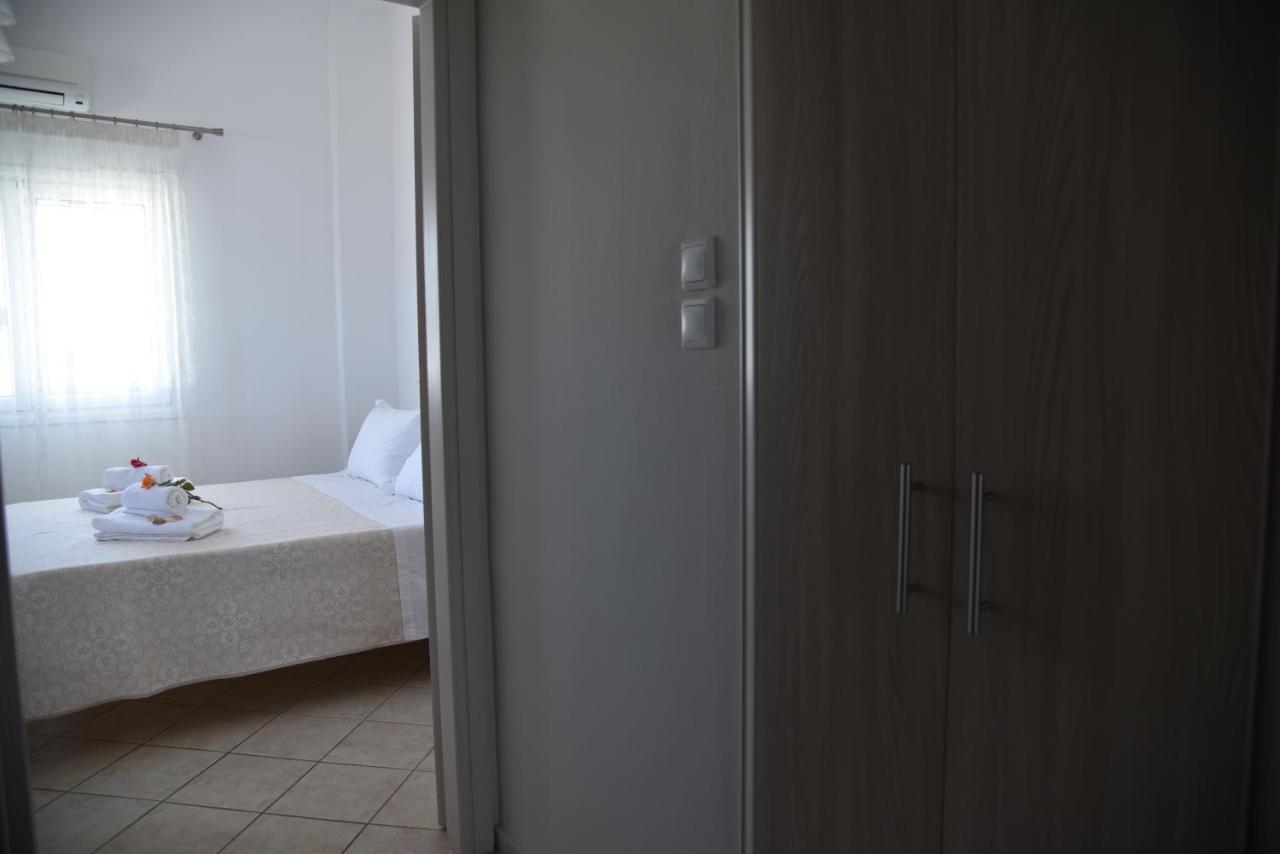 Family Apartments 1 Lechaio Bagian luar foto